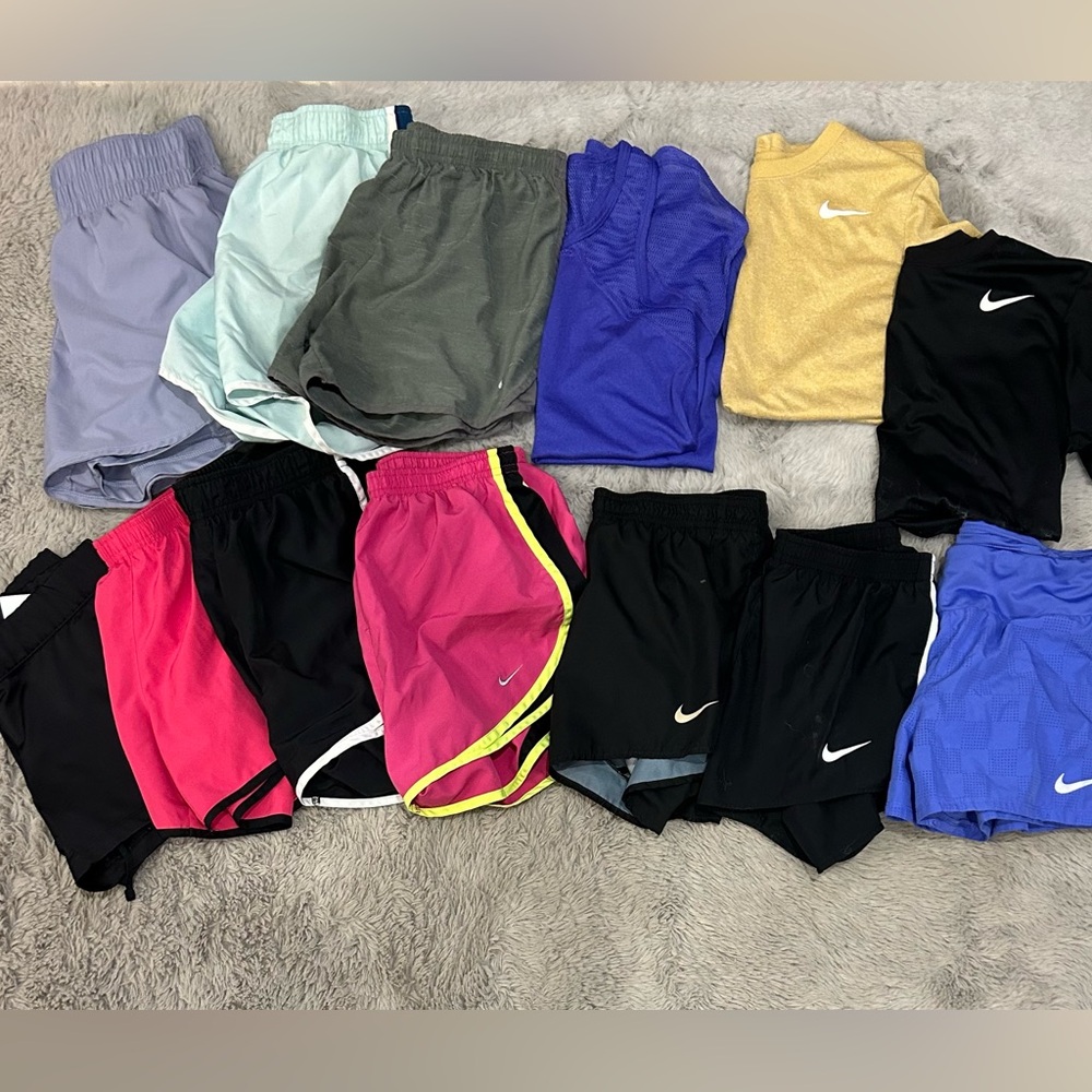 13 Nike clothing items!
sizes: kids Xl - women’s M
